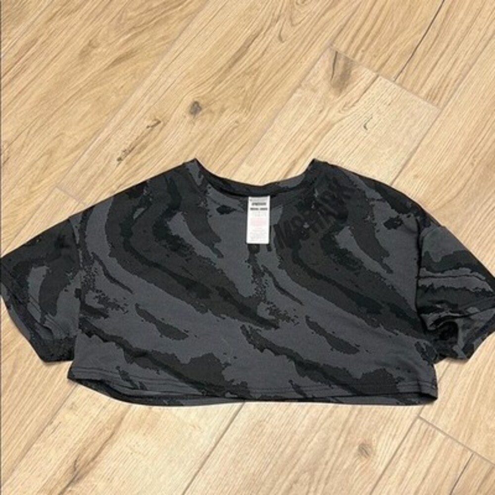 Gymshark grey & black cropped camo shirt
Gymshark grey & black cropped camo shi